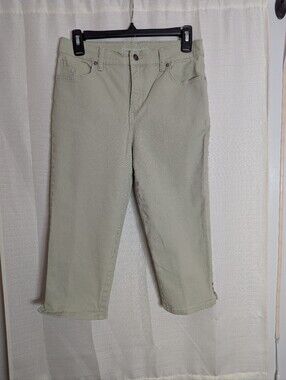 Gloria Vanderbilt Cropped Straight Capris in Light Sage